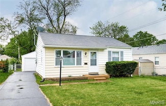11042 Saint Pius Ln, Saint Ann, MO 63074