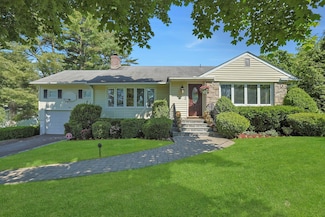 93 Hillandale Dr, New Rochelle, NY 10804