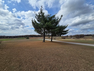 654 Country Club Ln, Piney Township, MO 65483