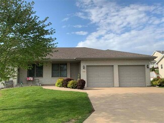 5165 Valley Forge Rd, Dubuque, IA 52002