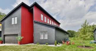 1021 Gardner St E, Wayzata, MN 55391