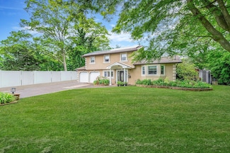 29 Barrington Dr, Wheatley Heights, NY 11798