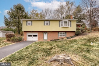 4 Ardmore Dr, Hummelstown, PA 17036