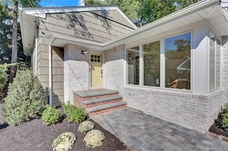 19 Millford Dr, Locust Valley, NY 11560