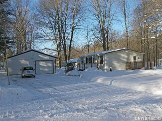 5 Pine Dr, Pennellville, NY 13132