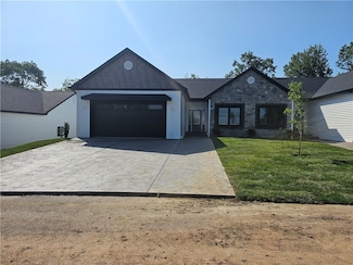 812 S 10th St, Youngwood, PA 15697