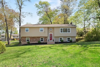 2 Candlewood Ct, New City, NY 10956