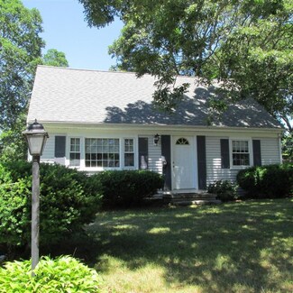 14 Montauk St, Teaticket, MA 02536