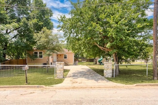 810 Lamar St, Luling, TX 78648