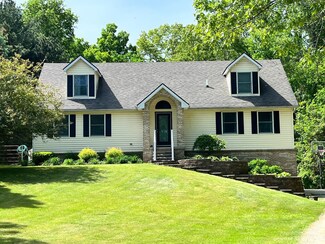 13285 Oakridge Ln, Chelsea, MI 48118