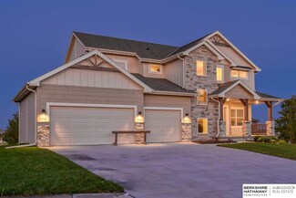 10512 Windward Ave, Papillion, NE 68046