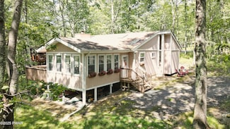 101 Surrey Dr, Lords Valley, PA 18428