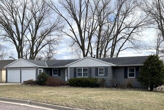 527 19th St, Windom, MN 56101