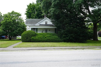 114 W 2nd St S, Mount Olive, IL 62069
