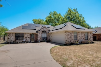 404 Honeysuckle Dr, Cleburne, TX 76033