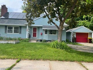 906 Vassar St, Alma, MI 48801