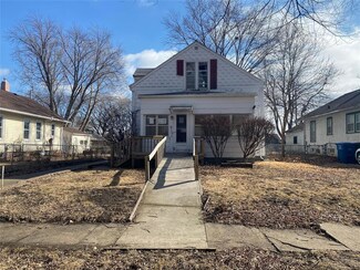 915 40th Place, Des Moines, IA 50312