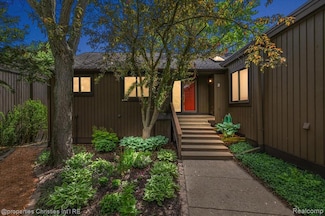 2 Eastbury Ct, Ann Arbor, MI 48105