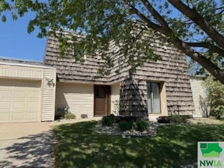2329 Indian Hills Dr, Sioux City, IA 51104