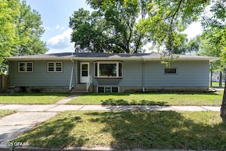 1724 6th Ave N, Grand Forks, ND 58203