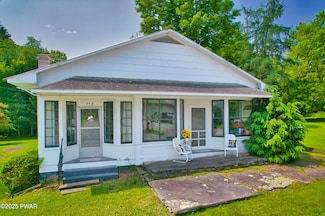 953 Creek Dr, Prompton, PA 18456