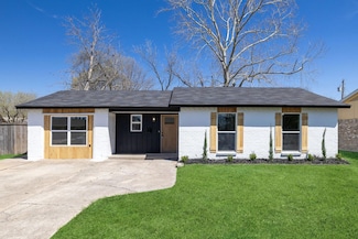 718 Tearose Dr, Garland, TX 75040