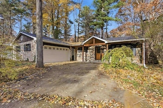 930 W Walter Rd, Sanford, MI 48657