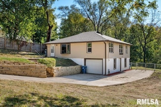810 9th Ave, Silvis, IL 61282