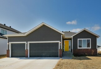 352 Wren Dr, Grand Forks, ND 58201