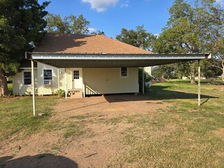 233 Pecan St, Glen Flora, TX 77443