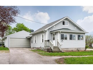 1106 E 4th St, Vinton, IA 52349