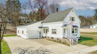 956 Main St, Niagara, WI 54151
