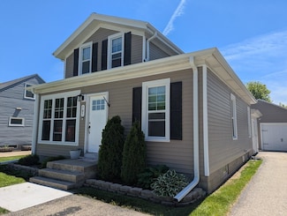 707 E Roland St, Oconomowoc, WI 53066