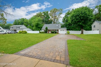 4 Maxwell Ln, Manalapan, NJ 07726