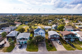 207 S 2nd St, Rockport, TX 78382
