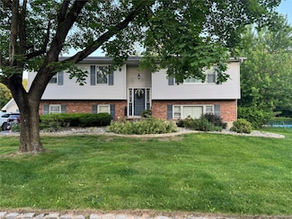 33 Lake Nanuet Dr, Nanuet, NY 10954