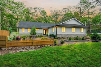 4426 Skyline Dr, Canadensis, PA 18325