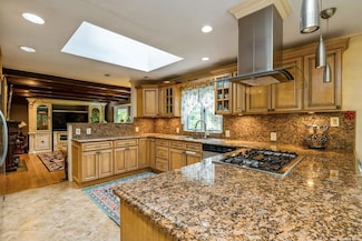 2 Godfrey Ln, Huntington, NY 11743