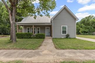 512 E Willingham St, Cleburne, TX 76031