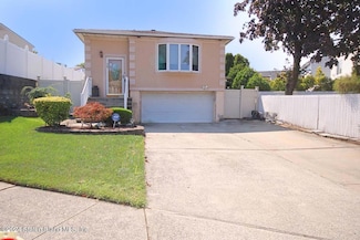 15 Bovanizer St, Staten Island, NY 10312