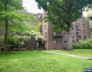 400 Park Place Unit 1A, Fort Lee, NJ 07024