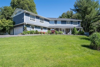 1 Anvil Ct, Dix Hills, NY 11746
