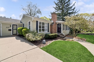 335 W Russell St, Barrington, IL 60010