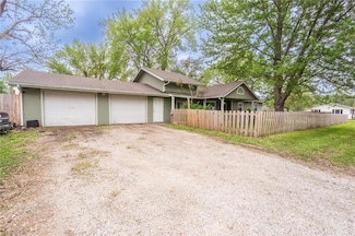 826 W 7th St, Ottawa, KS 66067