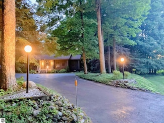 5350 Golfview Rd, Bellaire, MI 49615