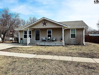 319 S Oak St, McPherson, KS 67460