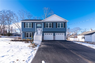 2 Pembroke Ln, Coventry, RI 02816