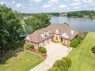 1114 W Lakeshore Dr, Starkville, MS 39759