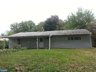 60 Tapered Oak Ln, Levittown, PA 19054