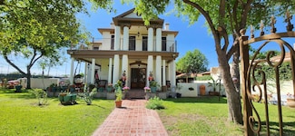 1219 Market St, Laredo, TX 78040